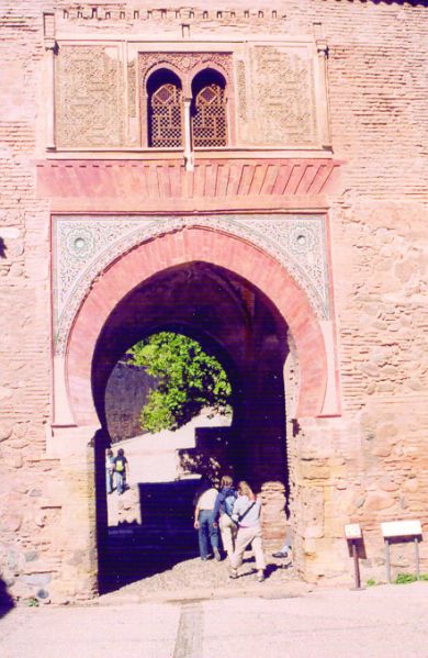 Archivo:Porta Al-Kofol Alhambra - Granada.jpg